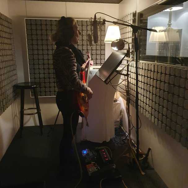 Melli in der EInzelsoundzelle im TonPony Tonstudio Technik Mikros,  Kabel und Soundtechnik