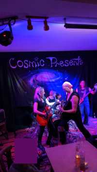 Cosmic Presents - Live im Kiss 