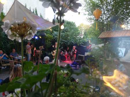 Cosmic Presents im Cafe Hinterhaus - Herz rockt live