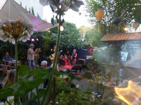 Cosmic Presents im Cafe Hinterhaus - Herz rockt live